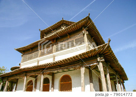 独特な二段重ね屋根のハミ歴代王墓廟 79014772