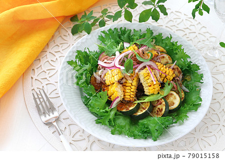焼き夏野菜のサラダ 焼きズッキーニとトウモロコシのサラダ 焼き夏野菜のサラダ 焼きズッキーニとトウモロコシのサラダ 79015158