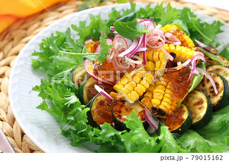 焼き夏野菜のサラダ　焼きズッキーニとトウモロコシのサラダ 79015162