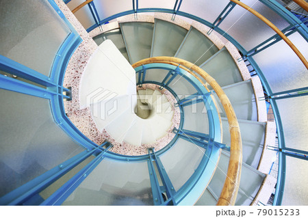 青と白の爽やかな色のらせん階段 79015233