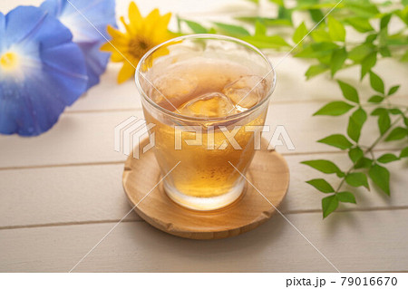 夏の冷たい麦茶 夏の冷たい麦茶 79016670