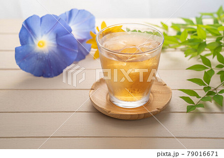 夏の冷たい麦茶 夏の冷たい麦茶 79016671