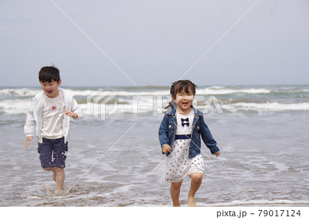 兄妹で海遊び 兄妹で海遊び 79017124