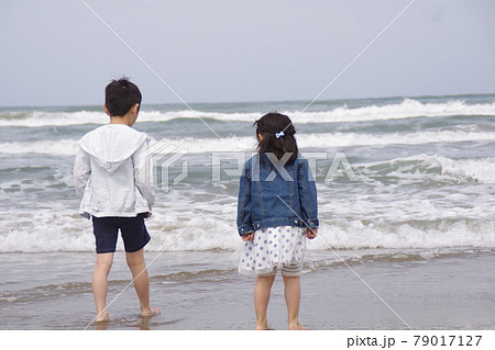 兄妹で海遊び 兄妹で海遊び 79017127