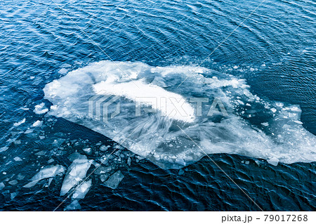 溶けそうな流氷 79017268