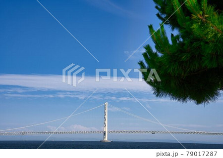 夏の快晴と明石海峡大橋 夏の快晴と明石海峡大橋 79017287