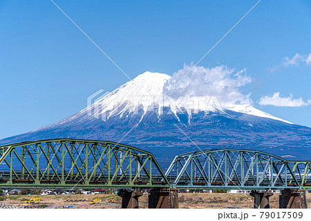 【静岡県】富士川から見る、冠雪した富士山 【静岡県】富士川から見る、冠雪した富士山 79017509