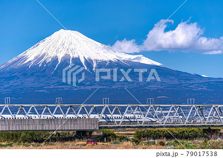 【静岡県】富士川から見る、冠雪した富士山 79017538