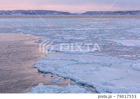 日暮れの流氷 79017553