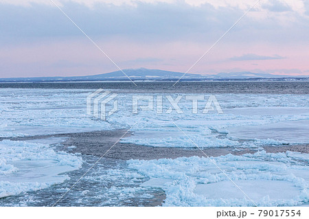 日没間近の流氷 79017554