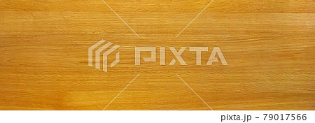 木目のある横長のライトブラウンの板材の背景画像 79017566