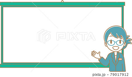 スクリーンの前でプレゼンする眼鏡の女性_フラット 79017912