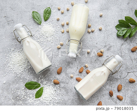 Alternative types of vegan milks in glass bottles 79018035