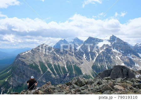 雲を切り裂く険しい山々 79019310
