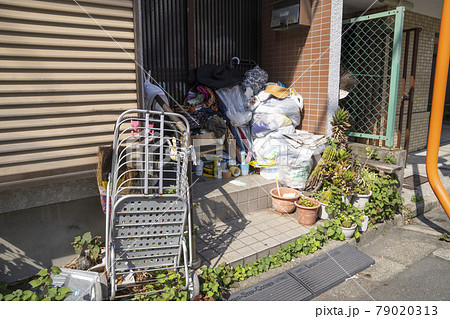 ゴミ屋敷の玄関,ゴミの積み上がった軒先 79020313