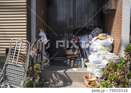 ゴミ屋敷の玄関,ゴミの積み上がった軒先 ゴミ屋敷の玄関,ゴミの積み上がった軒先 79020316
