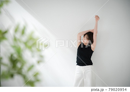 若い女性　ポートレート　夏 79020954