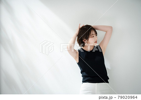 若い女性　ポートレート　夏 79020964