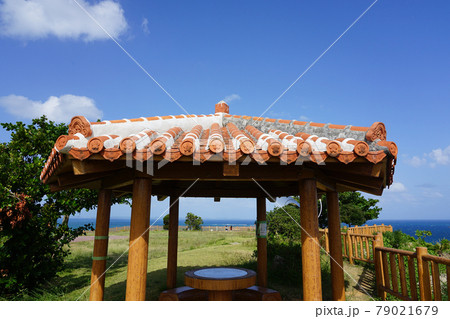 沖縄伝統の赤瓦屋根が美しい知念岬公園展望所（沖縄県南城市） 79021679