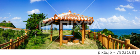沖縄伝統の赤瓦屋根が美しい知念岬公園展望所（沖縄県南城市） 79021681