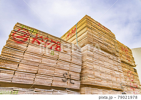 資材置き場に積み上がった建築用木材 79021978