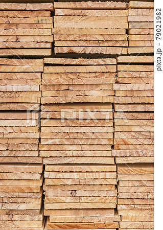 資材置き場に積み上がった建築用木材 資材置き場に積み上がった建築用木材 79021982