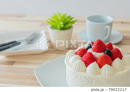 苺のショートケーキ ホールケーキ 木目テーブルクローズアップ素材 79022217