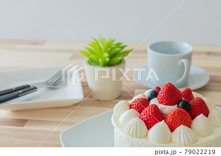 苺のショートケーキ ホールケーキ 木目テーブルクローズアップ素材 苺のショートケーキ ホールケーキ 木目テーブルクローズアップ素材 79022219