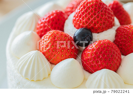 苺のショートケーキ ホールケーキ 木目テーブルクローズアップ素材 79022241