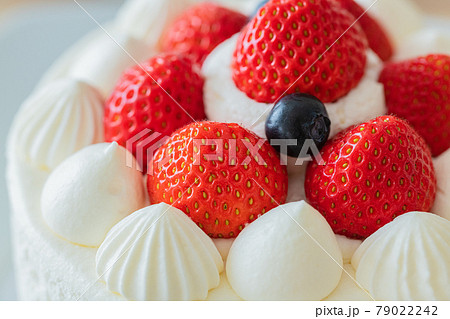 苺のショートケーキ ホールケーキ 木目テーブルクローズアップ素材 79022242