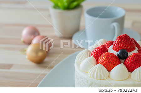 苺のショートケーキ ホールケーキ 木目テーブルクローズアップ素材 79022243