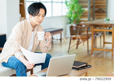 テレワーク　男性　リビング　ライフスタイル　カジュアル 79022909