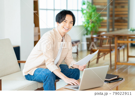 テレワーク 男性 リビング ライフスタイル カジュアル テレワーク 男性 リビング ライフスタイル カジュアル 79022911