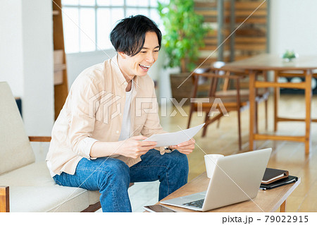 テレワーク 男性 リビング ライフスタイル カジュアル テレワーク 男性 リビング ライフスタイル カジュアル 79022915