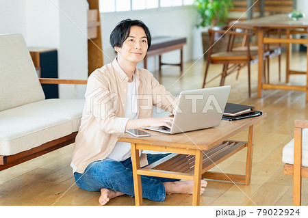 テレワーク 男性 リビング ライフスタイル カジュアル テレワーク 男性 リビング ライフスタイル カジュアル 79022924