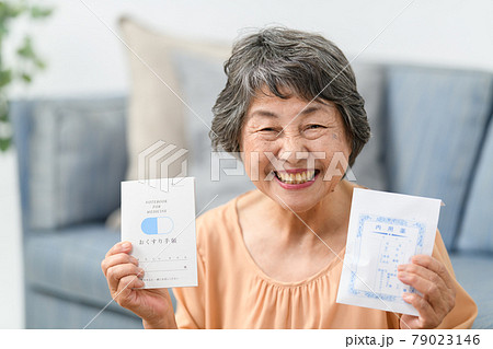 薬を飲むシニア女性　サプリメント　お薬手帳　 79023146