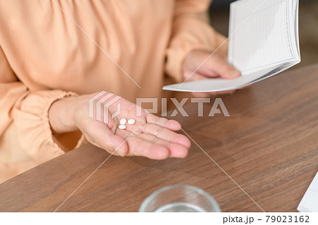 薬を飲むシニア女性 サプリメント お薬手帳 薬を飲むシニア女性 サプリメント お薬手帳 79023162