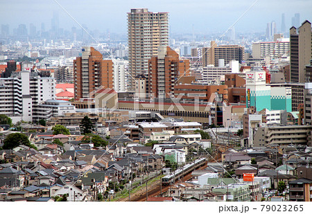 JR宝塚駅を出発した普通電車 79023265