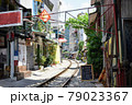 ベトナムの線路沿いの街並み 79023367