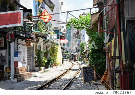 ベトナムの線路沿いの街並み 79023367
