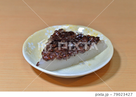 【夏の風物詩　水無月　和菓子】　夏の味覚 79023427