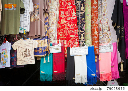 トルコ ギョレメ国立公園には綿織物もたくさん並んでいる トルコ ギョレメ国立公園には綿織物もたくさん並んでいる 79023956