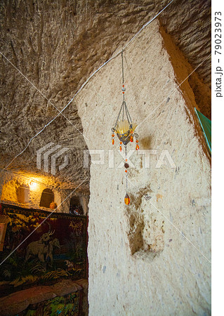 トルコ　世界遺産ギョレメ国立公園　洞窟での生活はとても暖かい 79023973