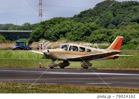 翼は空へ…これより空中散歩に♪ 滑走路へ向かう飛行機『パイパー PA-28』 翼は空へ…これより空中散歩に♪ 滑走路へ向かう飛行機『パイパー PA-28』 79024162