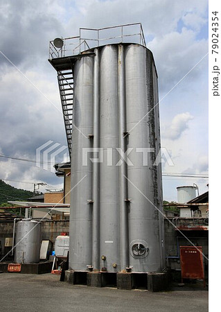 造り酒屋の水槽・仕込み水を満々と湛えるタンク 造り酒屋の水槽・仕込み水を満々と湛えるタンク 79024354