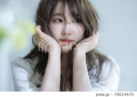 窓辺の女性 窓辺の女性 79024670