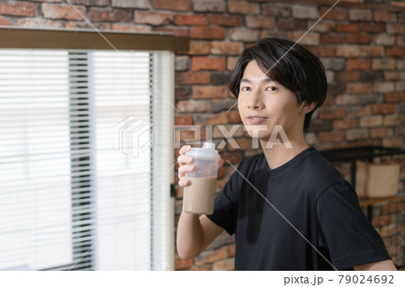 プロテインを飲む若い男性 プロテインを飲む若い男性 79024692