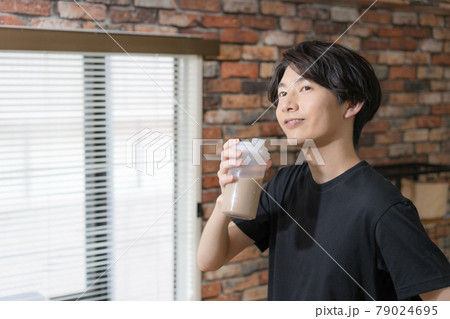 プロテインを飲む若い男性 79024695