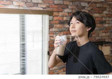 プロテインを飲む若い男性 プロテインを飲む若い男性 79024697