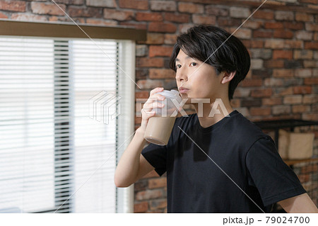 プロテインを飲む若い男性 79024700
